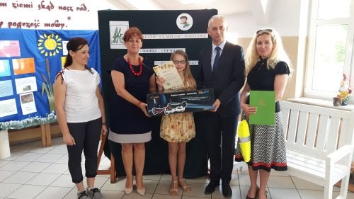 Oliwia Skołuda z prezentuje nagrodę 