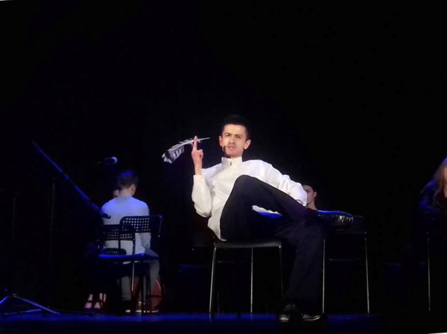 Powiększ zdjęcie. Bartek Mazurkiewicz na scenie 