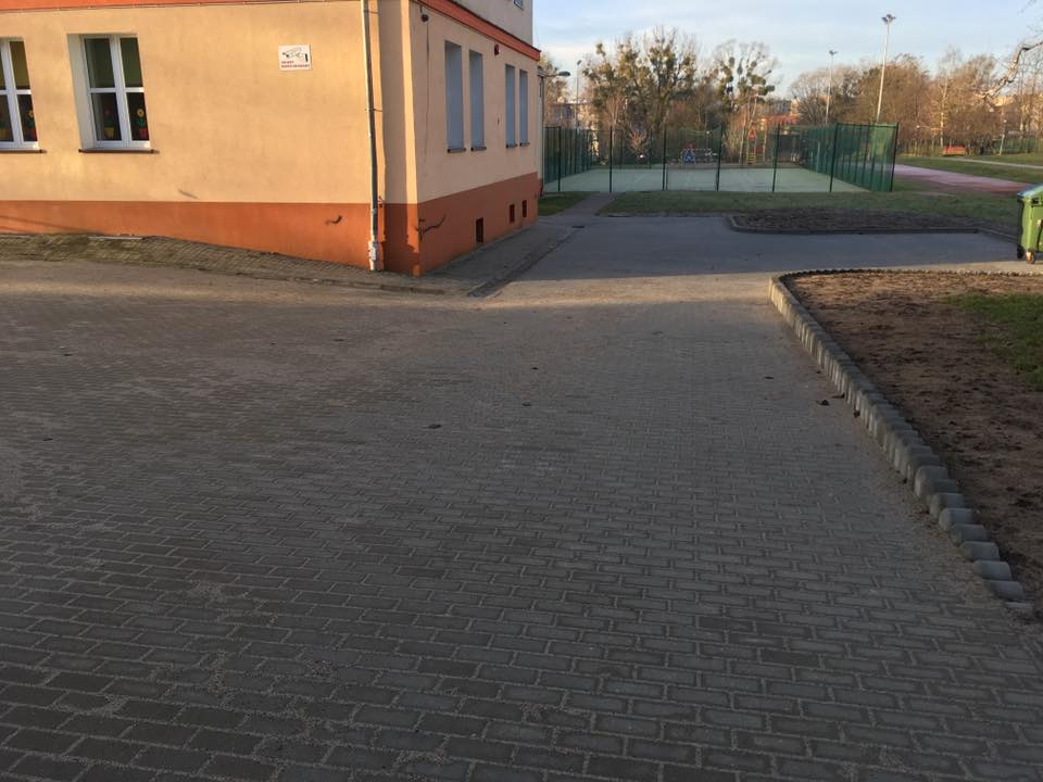 Nowa nawierzchnia powstała też z boku szkoły