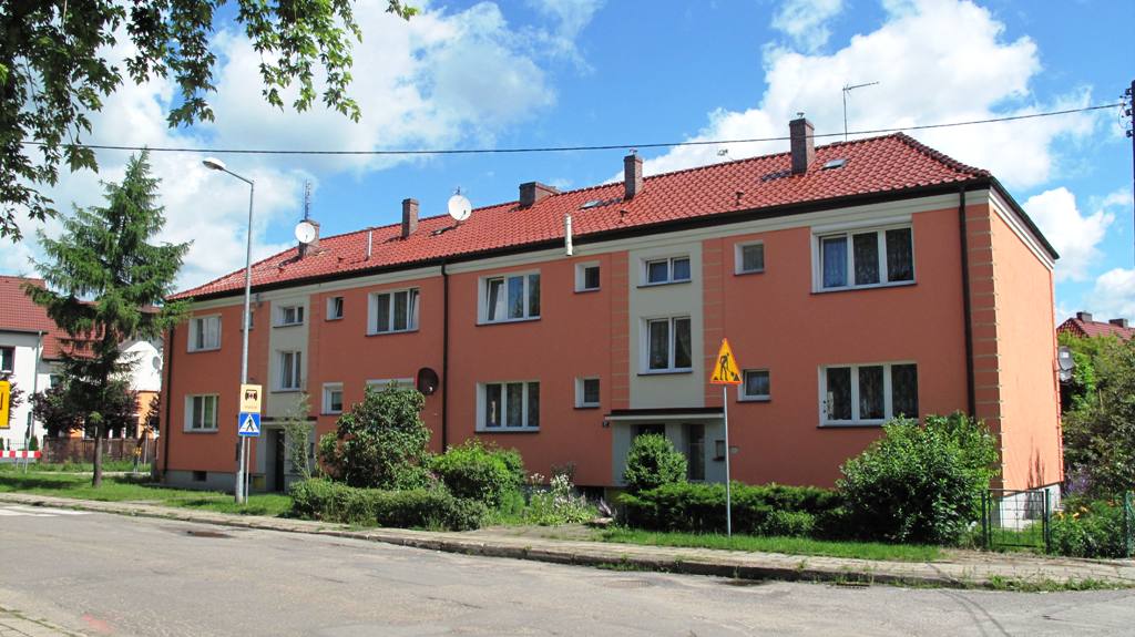 Powiększ zdjęcie. Odnowiona elewacja budynku wielorodzinnego przy ulicy Kościuszki