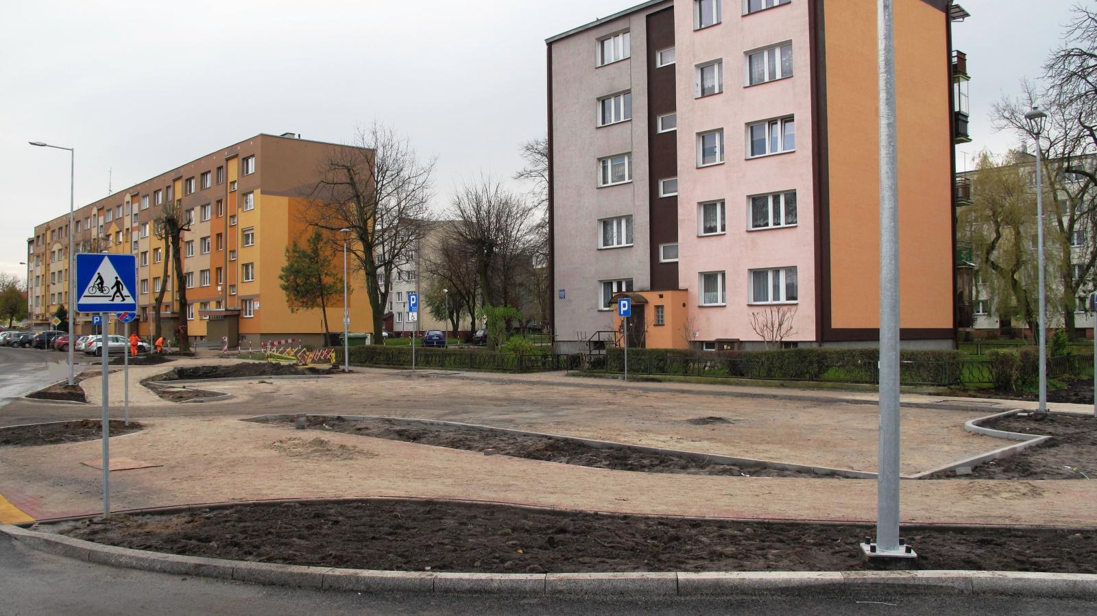 Powiększ zdjęcie. Przy blokach powstały miejsca parkingowe
