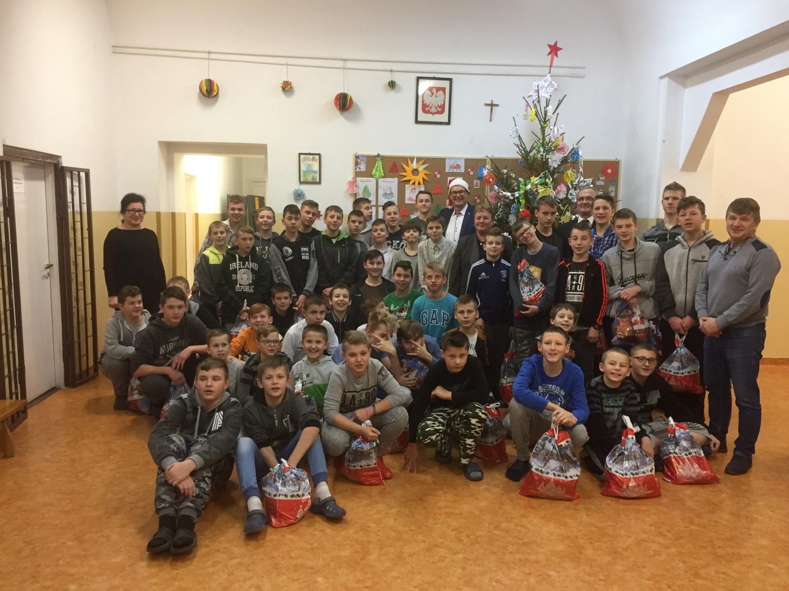 Powiększ zdjęcie. Wychowankowie Mos-u z gośćmi 