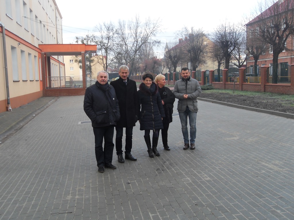 Powiększ zdjęcie. Od lewej: J. Knapik, P.Downar, I.Szostowska, S. Getman i M. Jafgiełło stoją przed budynkiem szkoły