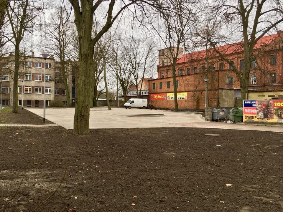 Powiększ zdjęcie. Utwardzony plac przy przychodni