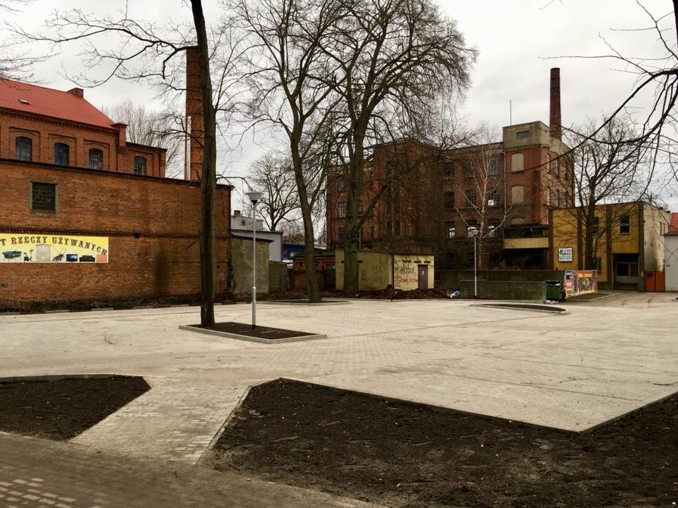 Utwardzony plac za przychodnią