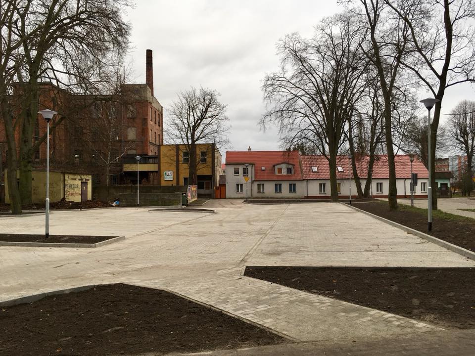 Plac utwardzony z wjazdem od ulicy Ofiar Katynia
