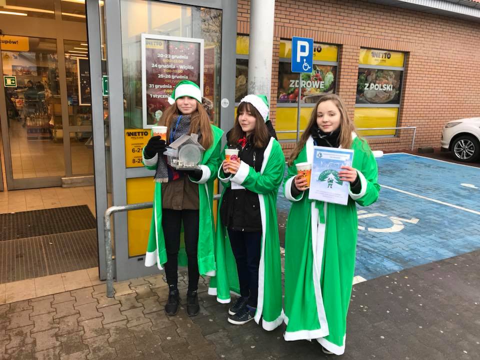 Wolontariusze kwestują przed dyskontem