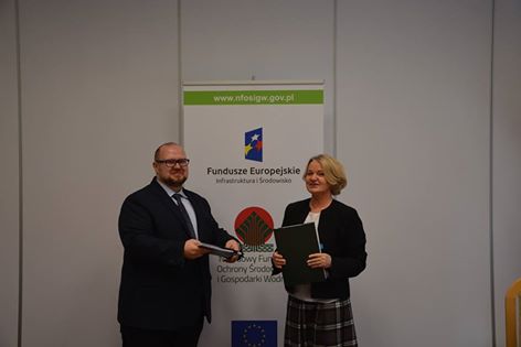 Powiększ zdjęcie. Zadowolony Prezes PWiK w dłoniach trzyma podpisaną umowę