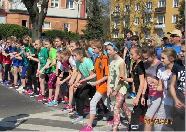 Powiększ zdjęcie. Grupa dziewczyn przygotowana do startu (źródło: www.sp3debno.edupage.org)