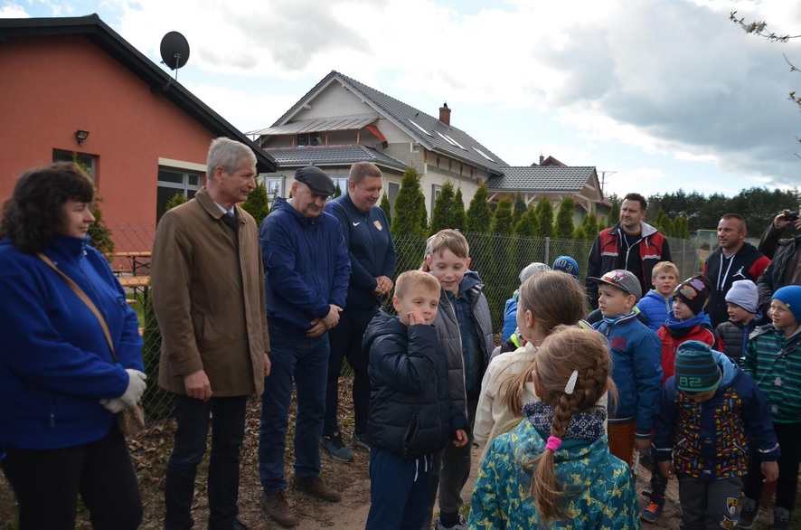 Powiększ zdjęcie. Drugi z prawej burmistrz Dębna Piotr Downar, obok przewodniczący rady Paweł Chrobak, prezes UKS Tomasz Pluciński. Przed nimi stoi grupka dzieci