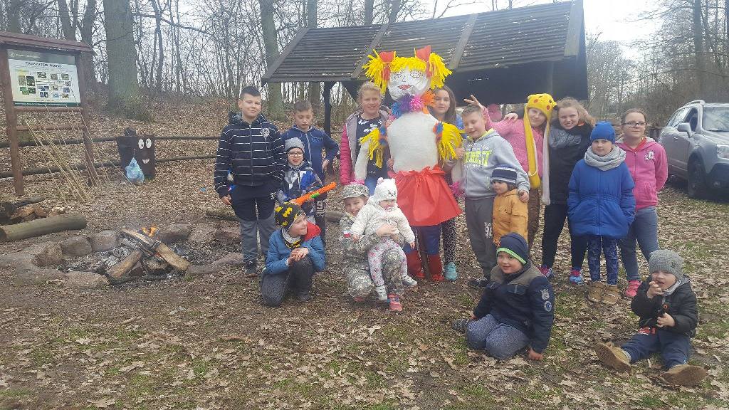 Powiększ zdjęcie. Dzieci z kukłą przygotowują się do pożeganania zimy