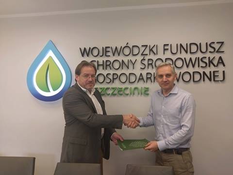 Od lewej: Prezes szpitala Oskar Skiba uściska dłoń Sebastianowi Kaczmarek - Dyrektor ds. Środków Krajowych WFOŚiGW w Szczecinie tuż po podpisaniu umowy o dofinansowanie 
