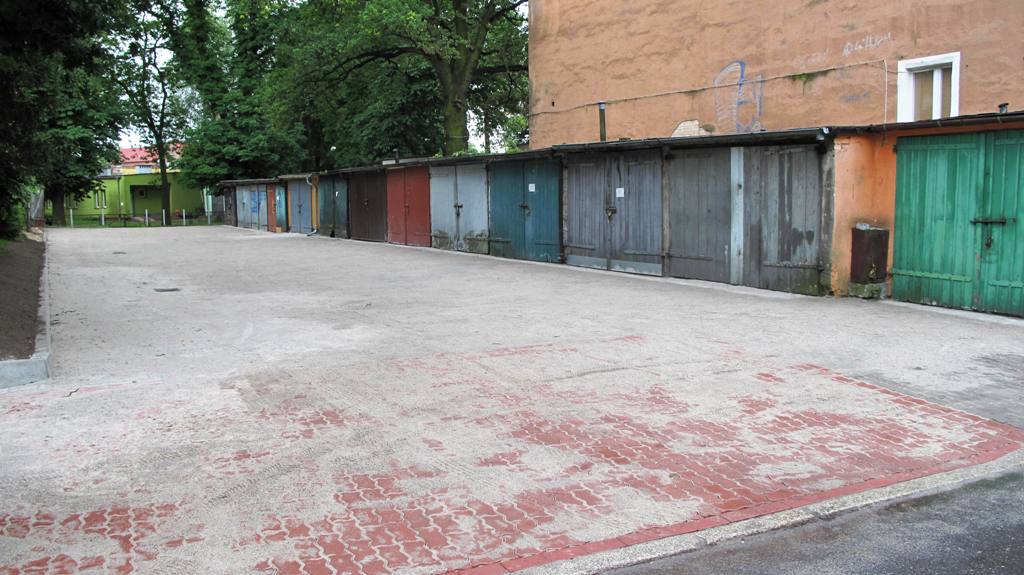 Powiększ zdjęcie. Zaułek z kostki betonowej