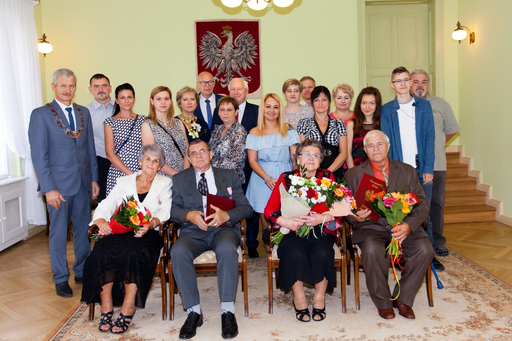 Powiększ zdjęcie. Jubilaci z rodziną 
