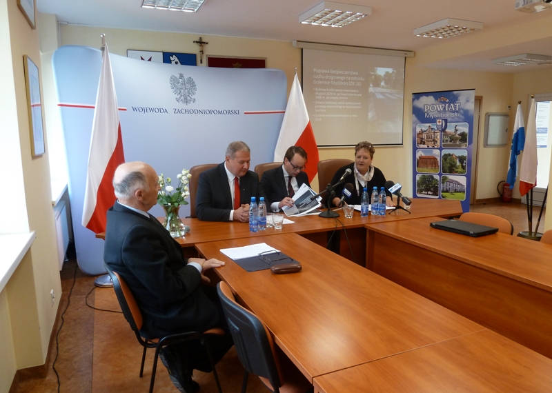 Powiększ zdjęcie. Konferencja prasowa wojewody