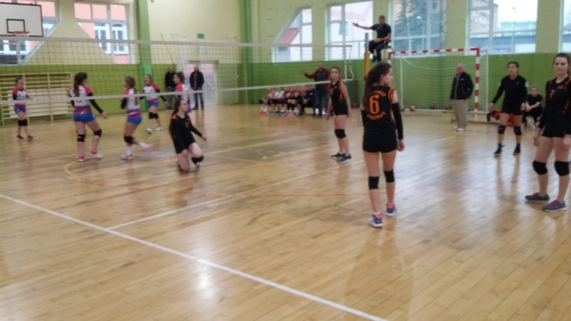 Powiększ zdjęcie. Rozgrywki dziewcząt na hali
