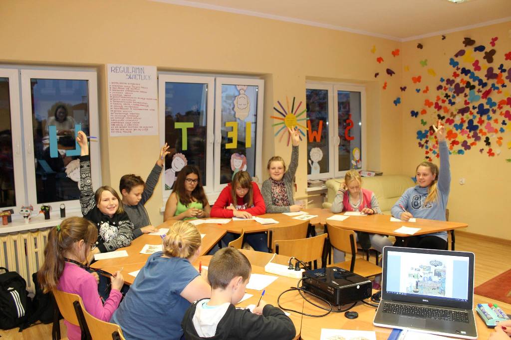 Powiększ zdjęcie. Dzieci ze swietlicy podczas wykładu wykazały się aktywnością