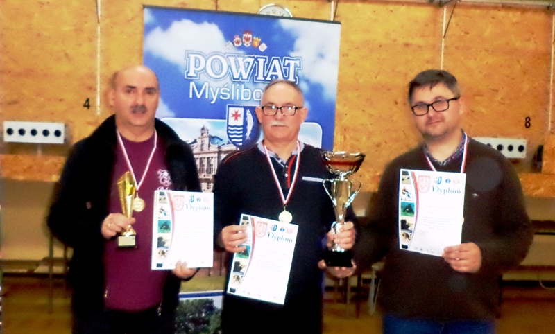 Od lewej: Paweł Chrobak, Adam Kaczmarczyk i Leszek Włodkowski - Moszej z pucharem 