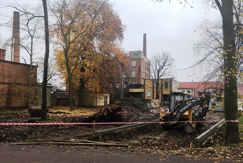 Powiększ zdjęcie. Koparki już pracują na placu