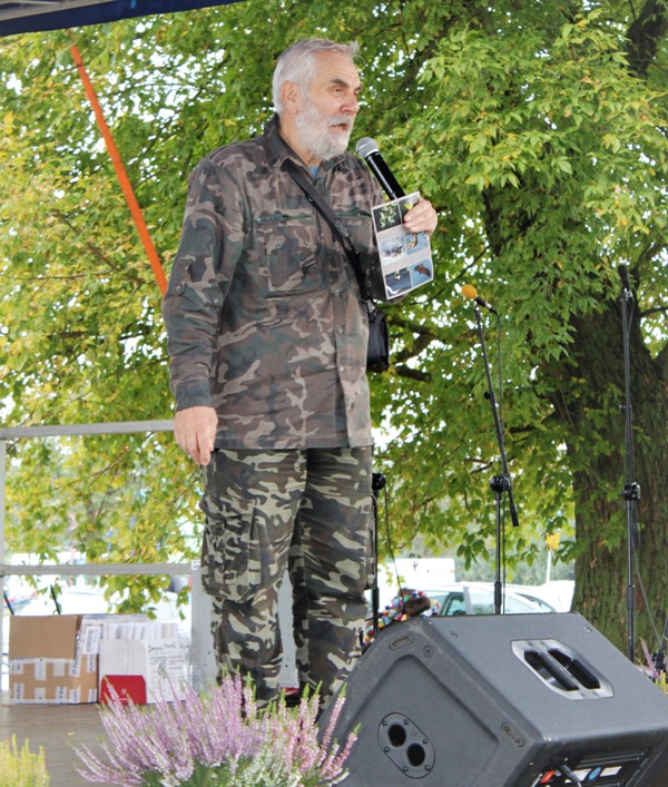 Powiększ zdjęcie. Marek Schiller na scenie podczas uroczystości w Barnówku
