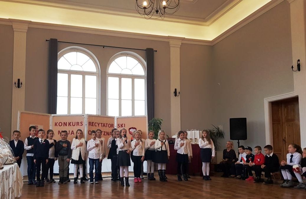 Powiększ zdjęcie. Dzieci wykonują pieśni
