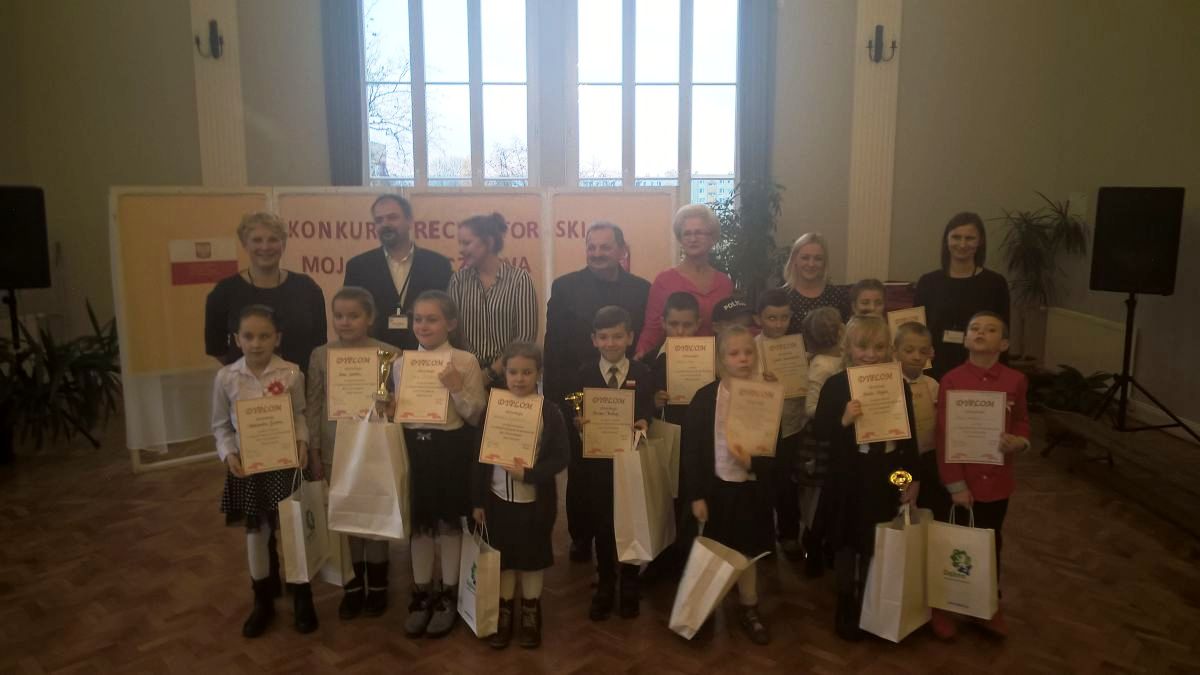 Wspólne zdjęcie uczestników, organizatorów i jury