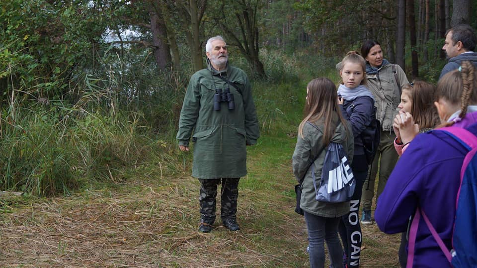 MarekSchiller edukuje młodzież podczas jednej ze swoich wypraw