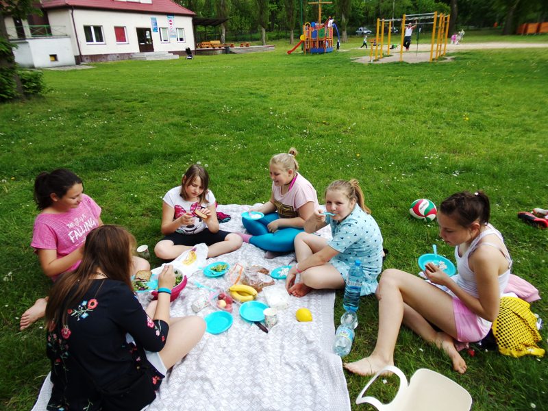 Dzieci piknikują na kocach