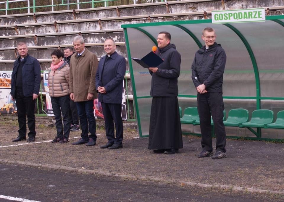 Powieksz zdjęcie. Oficjalne rozpoczecia olimipady na stadionie. od lewej: ks. H. Łącki, I. Szostowska, P.Downar, ks. R. Jachimowicz, ks. M. Słodkowski