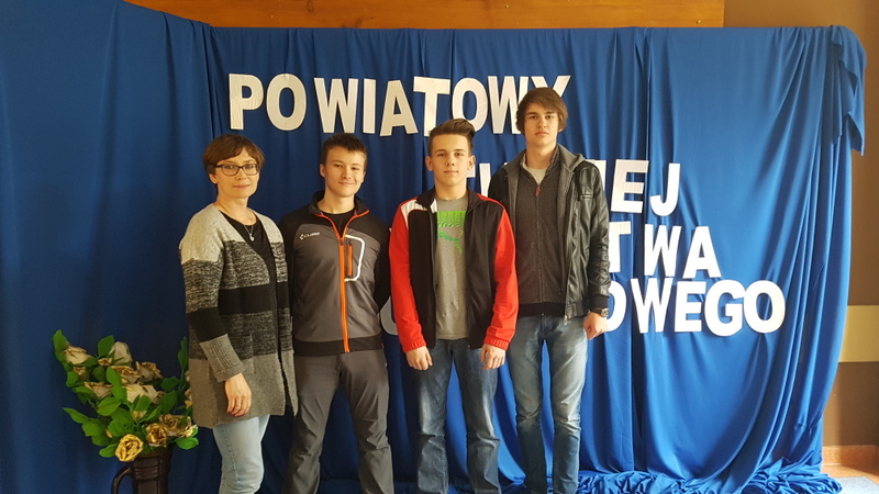Uczniwoie reprezentujacy szkołę wraz z opiekunem