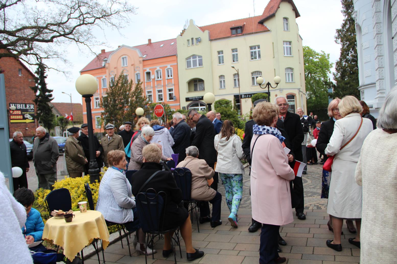 Powieksz zdjęcie. Grupa mieszkańców zgromadzona przed budynkiem biblioteki publicznej w Dębnie