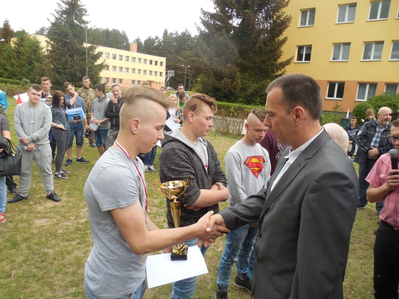 Powiększ zdjęcie. Zwycięzcy z Dębna odbierają puchar