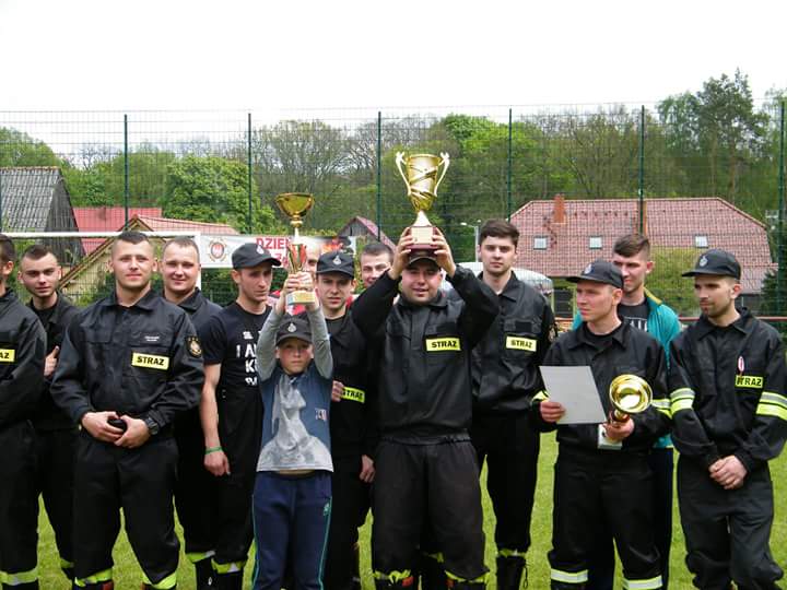 Zwycięska drużyna z OSP Sarbinowo prezentuje puchar 