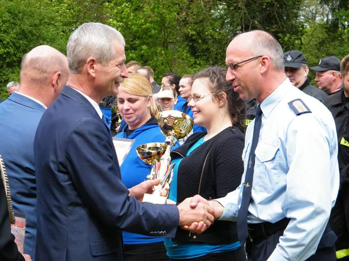 Burmistrz Dębna składa gratulacje drużynie dziewcząt