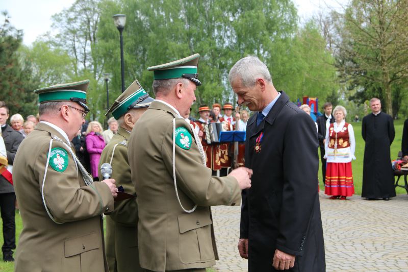 Odnzaczenie medalem burmistrza Dębna Piotra Downara