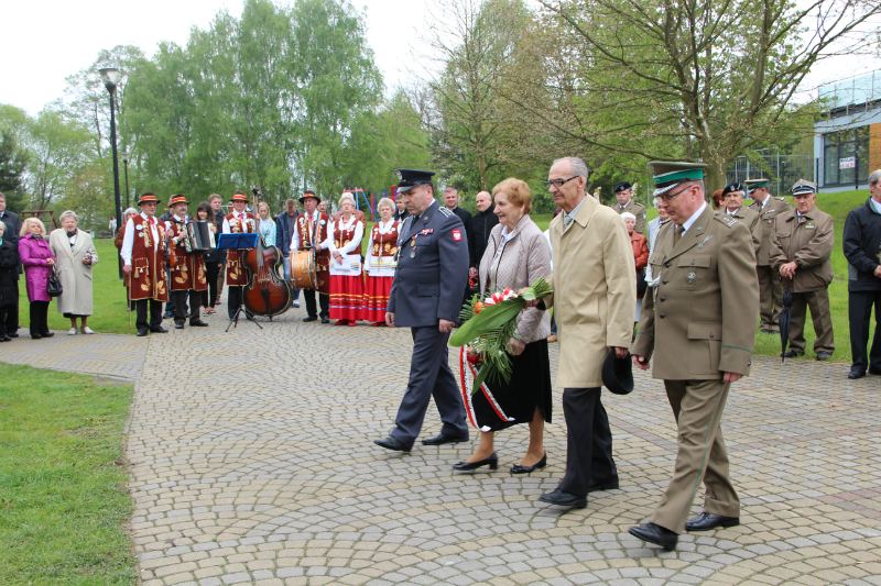 Przedstawiciele środowsik kombatanckich i sybiraków składają kwiaty