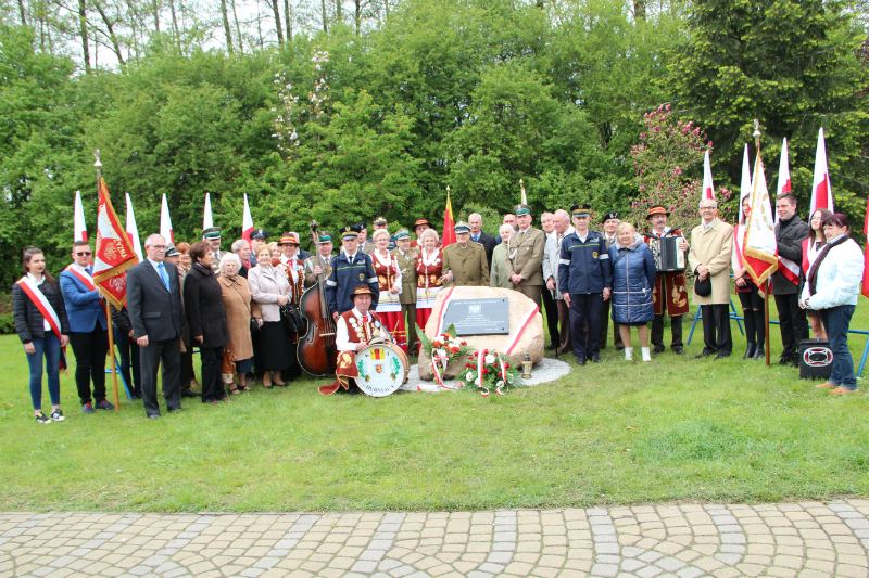 Pamiątkowe zdjęcie uczestników uroczystosci przy Kamieniu Pamięci