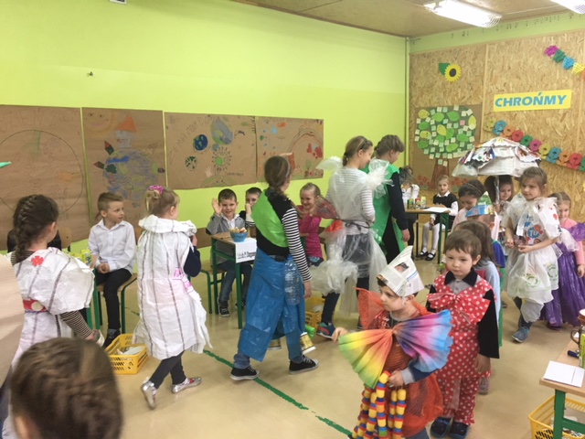 Dzieci przebrane w ekologiczne stroje