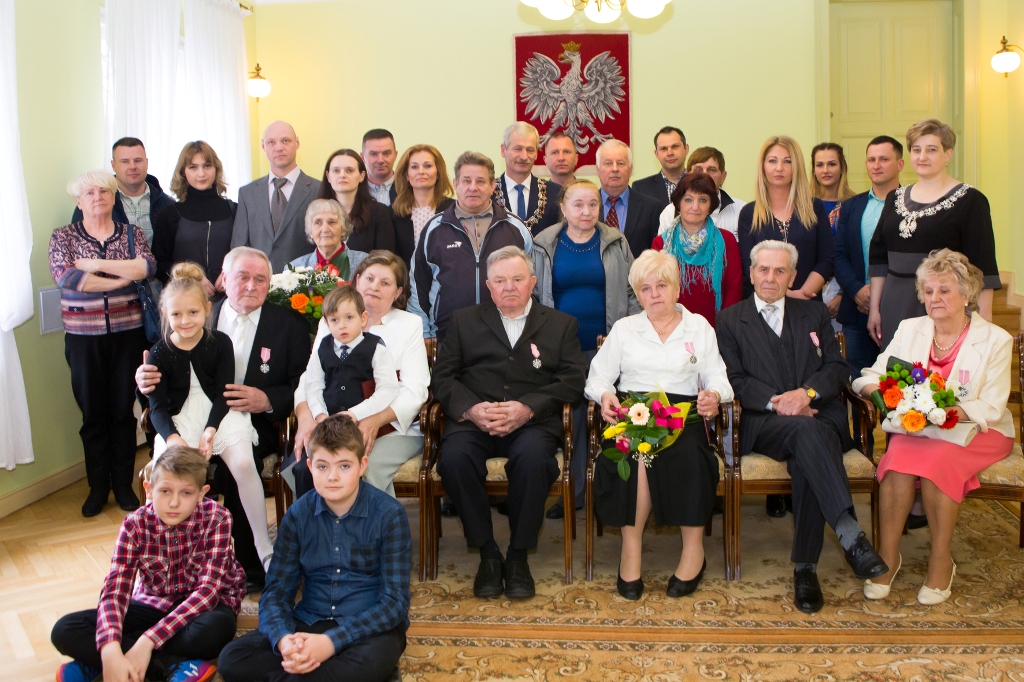 Powiększ zdjęcie. Wspólne zdjęcie wszystkich trzech par małżeńskich z rodzinami