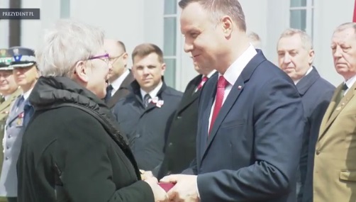 Powiększ zdjęcie. Elżbieta Baczewska odbiera odznaczenie od prezydenta Andrzeja Dudy
