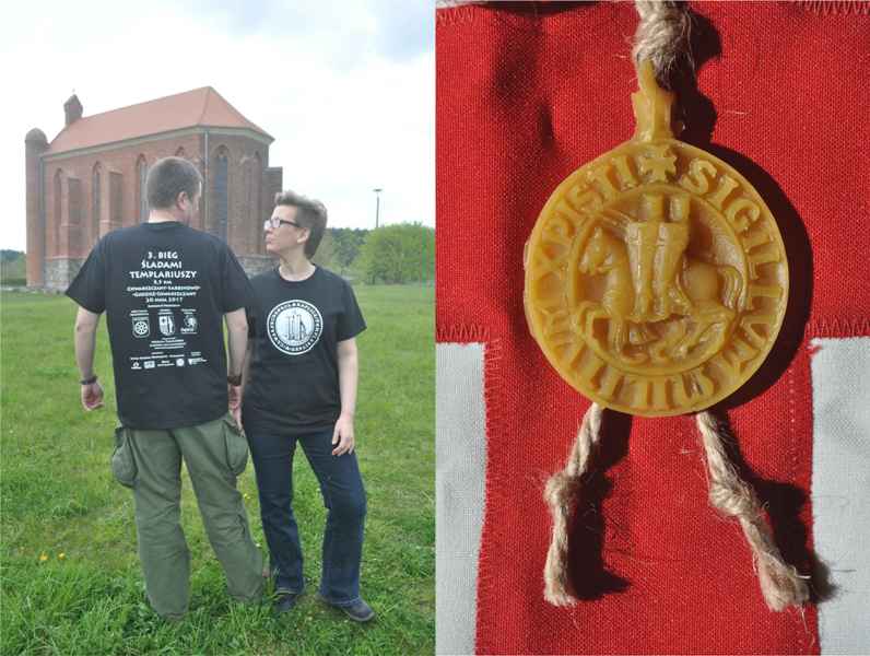 Meżczyzna i kobieta prezentują tegoroczną koszulkę, obok medal, który otrzymają uczestnicy biegu