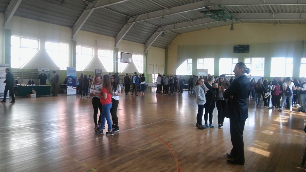 Widok na hale ze stoiskami i młodzieżą