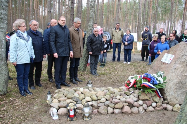 Powiększ zdjęcie. Władze lokalne i konsul składają hołd przed grobem lotników (od lewej: K. Zioła, A. Kczmarczyk, P. Chrobak, P. Jerin, P. Downar, J. Sypniewicz)