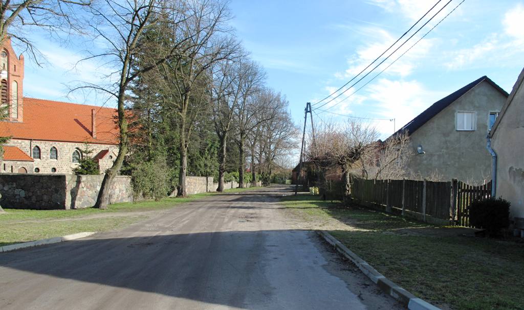 Powiększ zdjęcie. Widok na drogę w Dargomyślu, która będzie budowana