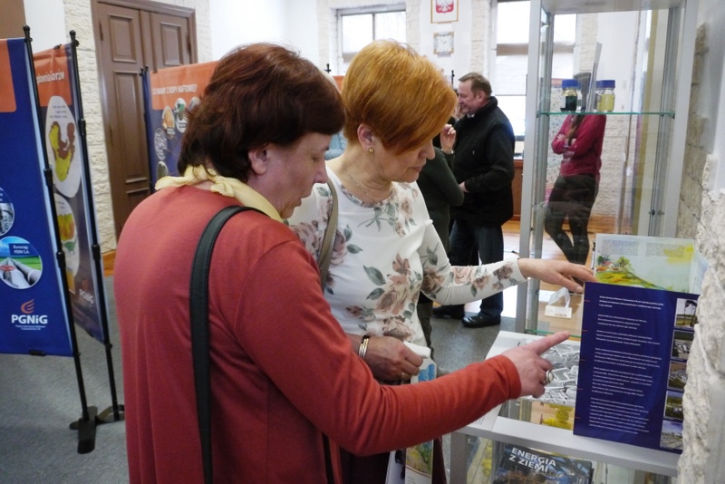 Dwie kobiety przyglądają sie wystawie