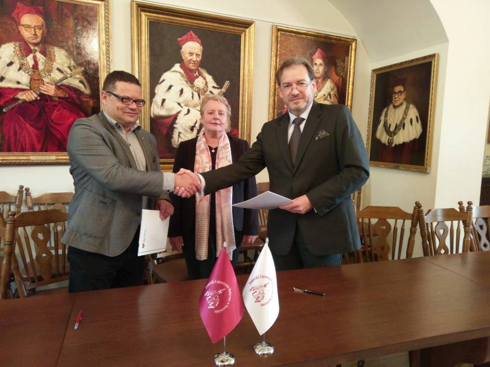 Powiększ zdjęcie. Prorektor ds. Nauki PUM prof. dr hab. n. med. Jerzy Samochowiec oraz Prezes Zarządu Szpitala w Dębnie, Pan Oskar Skiba uściskają sobie dłonie. 
