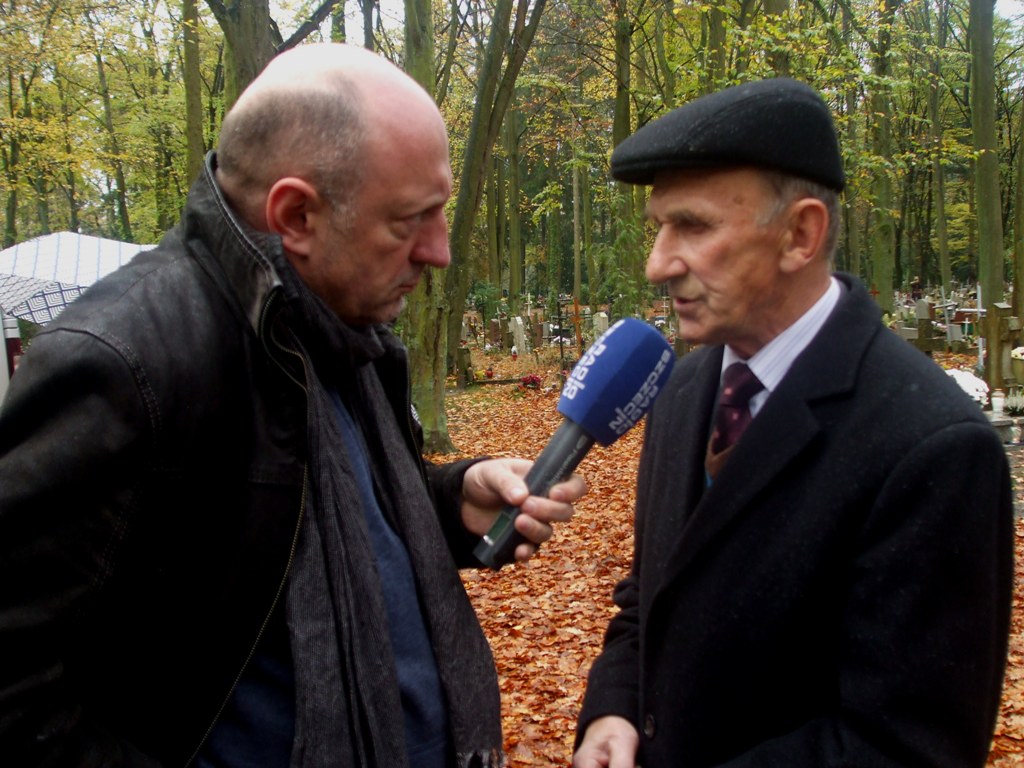 Powiększ zdjecie. Antoni Dąbrowski udziela wywiadu dla Radia Szczecin