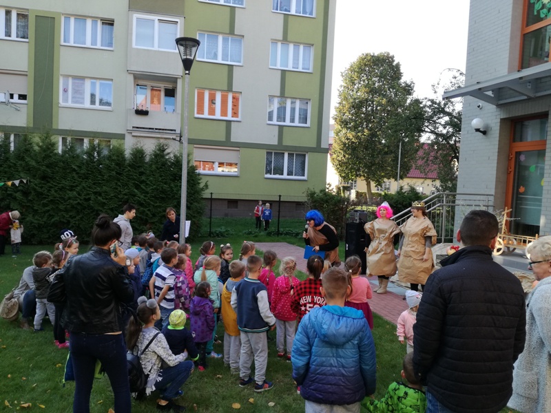 Powiększ zdjęcie. Impreza przed przdszkolem