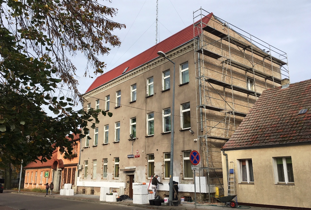 Powiększ zdjęcie. Trwa termomoderrnizacja budynku komisariatu 