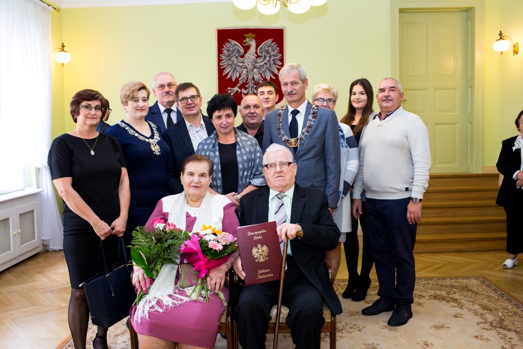 Powiększ zdjęcie. Państwo Janina i Edward Słupczyńscy z rodziną 